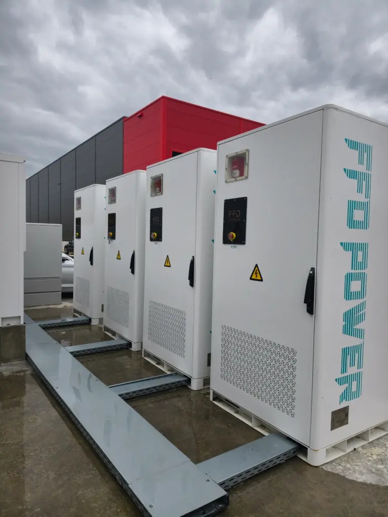 BESS als Generator-Prüflast in Deutschland: FFD POWER Batterie-Energiespeichersystem für Dieselgenerator-Tests anstelle von Widerstands-Lastbänken