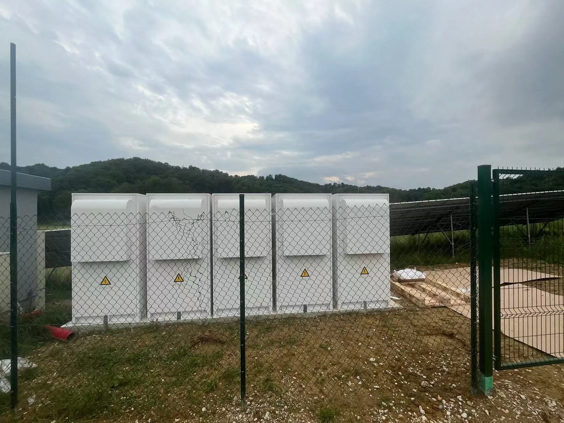 BESS für PV-Arbitrage: Batterie-Energiespeichersystem für Solarkraftwerke