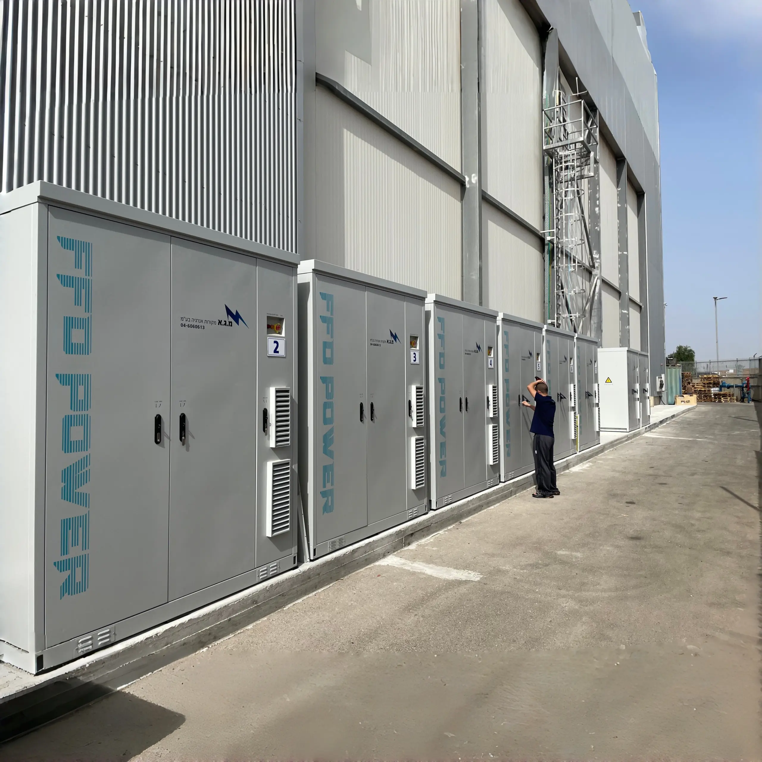BESS für Energiearbitrage in Israel: Freiluftinstallation mit mehreren All-in-One-BESS-Schränken für PV-Überschusserfassung und Energieverschiebung