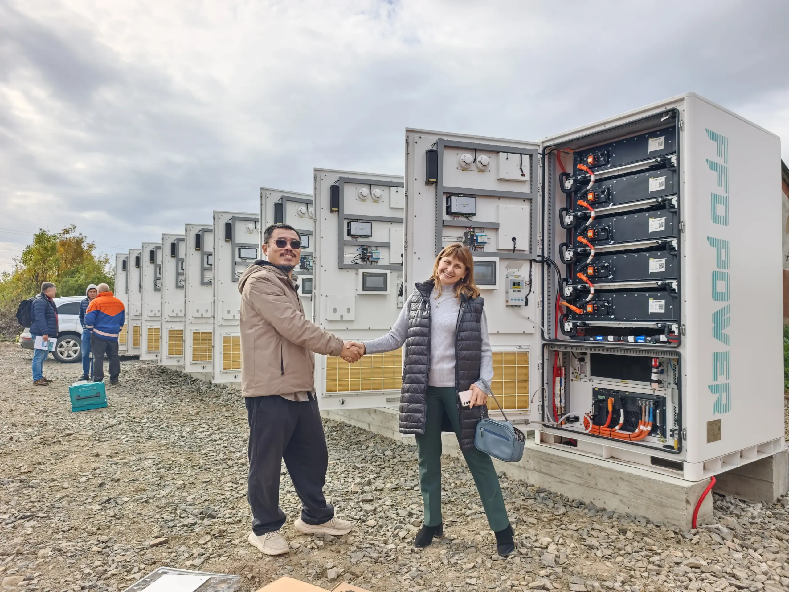 BESS für Energieverschiebung in der Ukraine: modulare BESS-Schränke fangen Solarüberschuss ein und ermöglichen Energieverschiebung zu Spitzenpreiszeiten