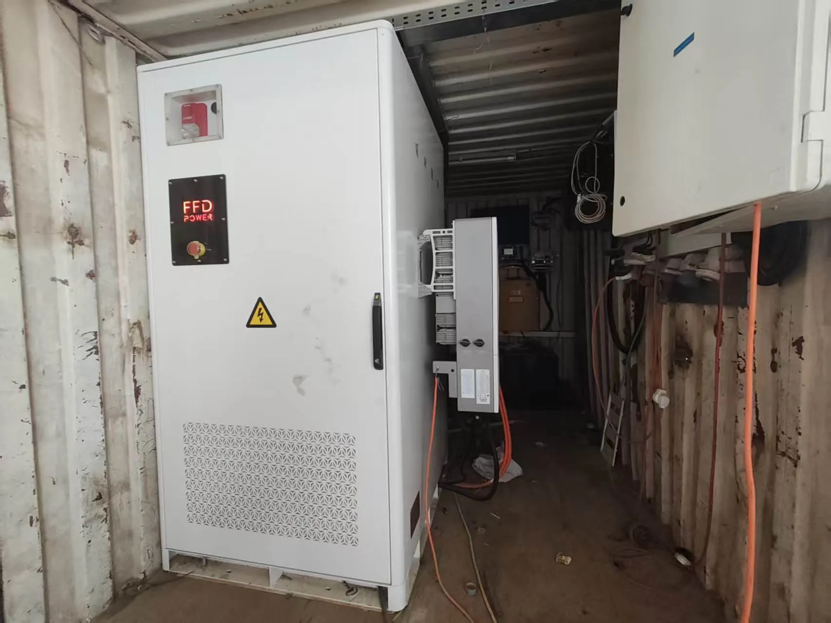 FFD POWER Batterieschrank im Inneren eines Schiffscontainers, umgeben von zusätzlicher Anlagentechnik und Verkabelung