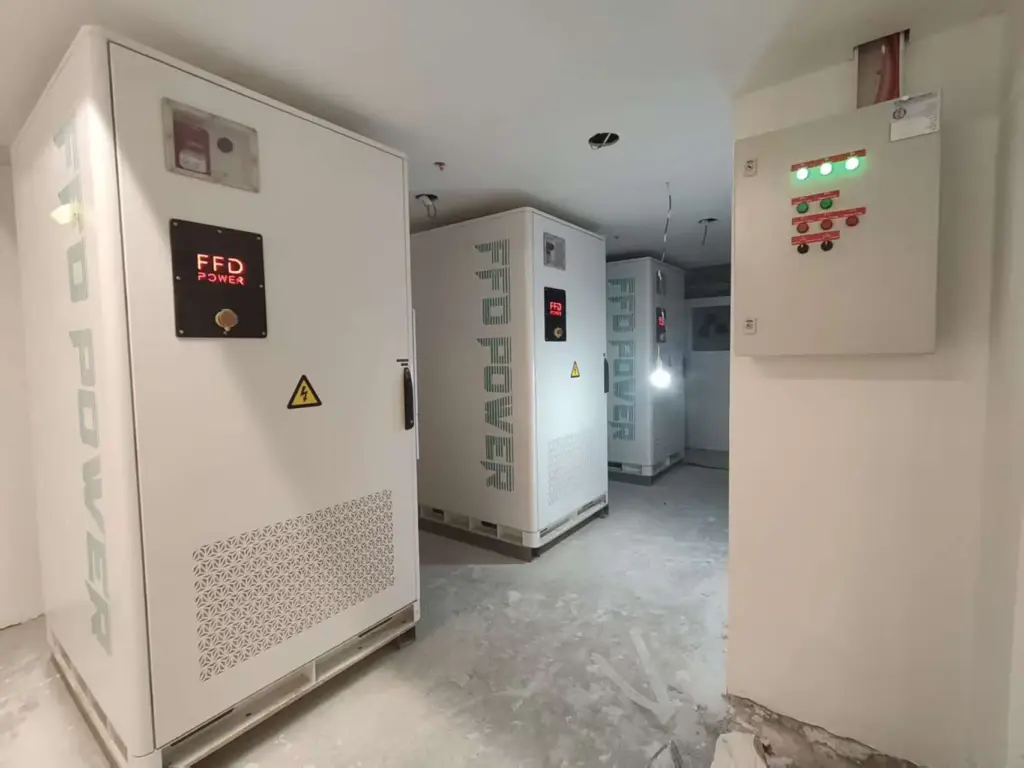 FFD POWER Batterieschränke in einem Kelleranlagenraum, daneben ein Steuerungspanel mit Statusleuchten