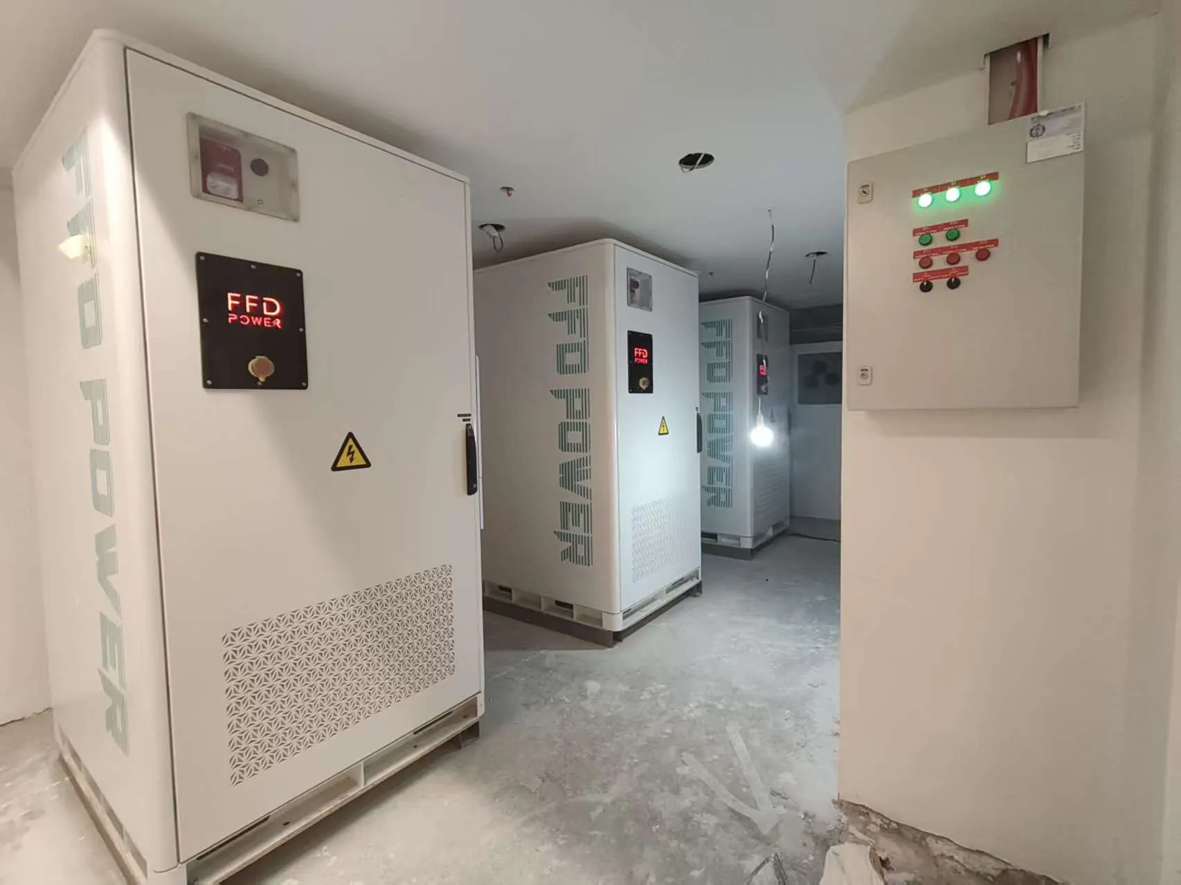 FFD POWER Batterieschränke in einem Kelleranlagenraum, daneben ein Steuerungspanel mit Statusleuchten