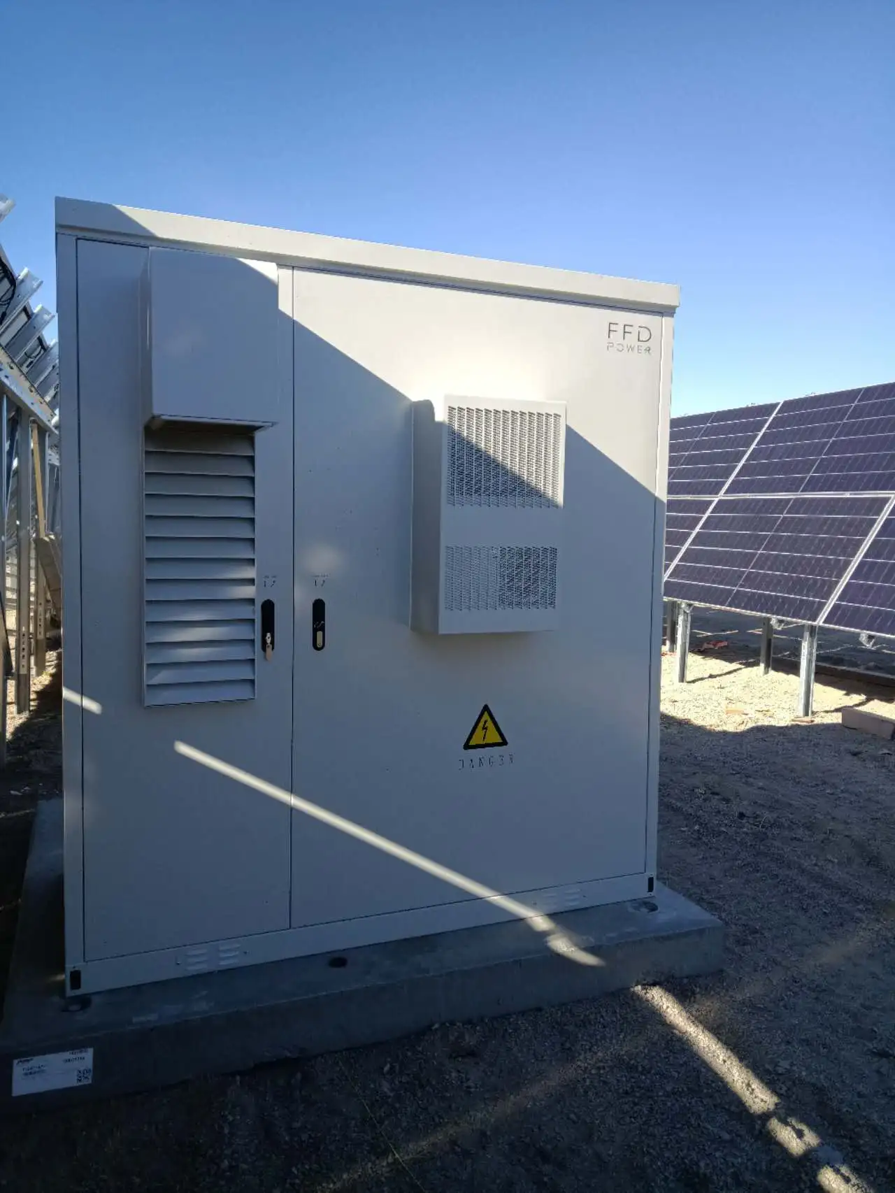 Batterieschränke mit integriertem Computergehäuse und paralleler Batteriepack-Konfiguration für redundante 24/7-Netzunabhängigkeit eines Rechenzentrums