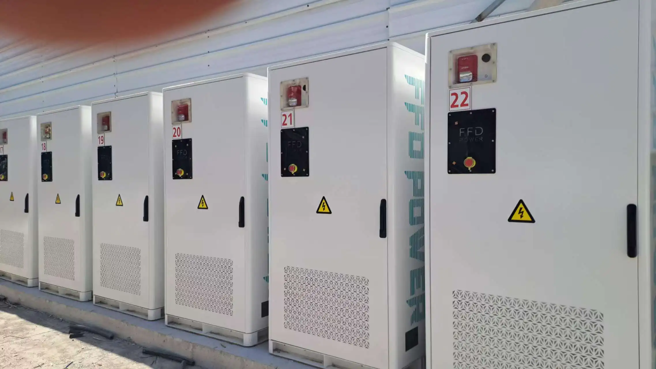 Reihe von Freiluft-Batteriespeicherschränken für ein 2,2MW/5,1MWh-BESS-Projekt zur Spitzenlastkappung und Talauffüllung in Israel