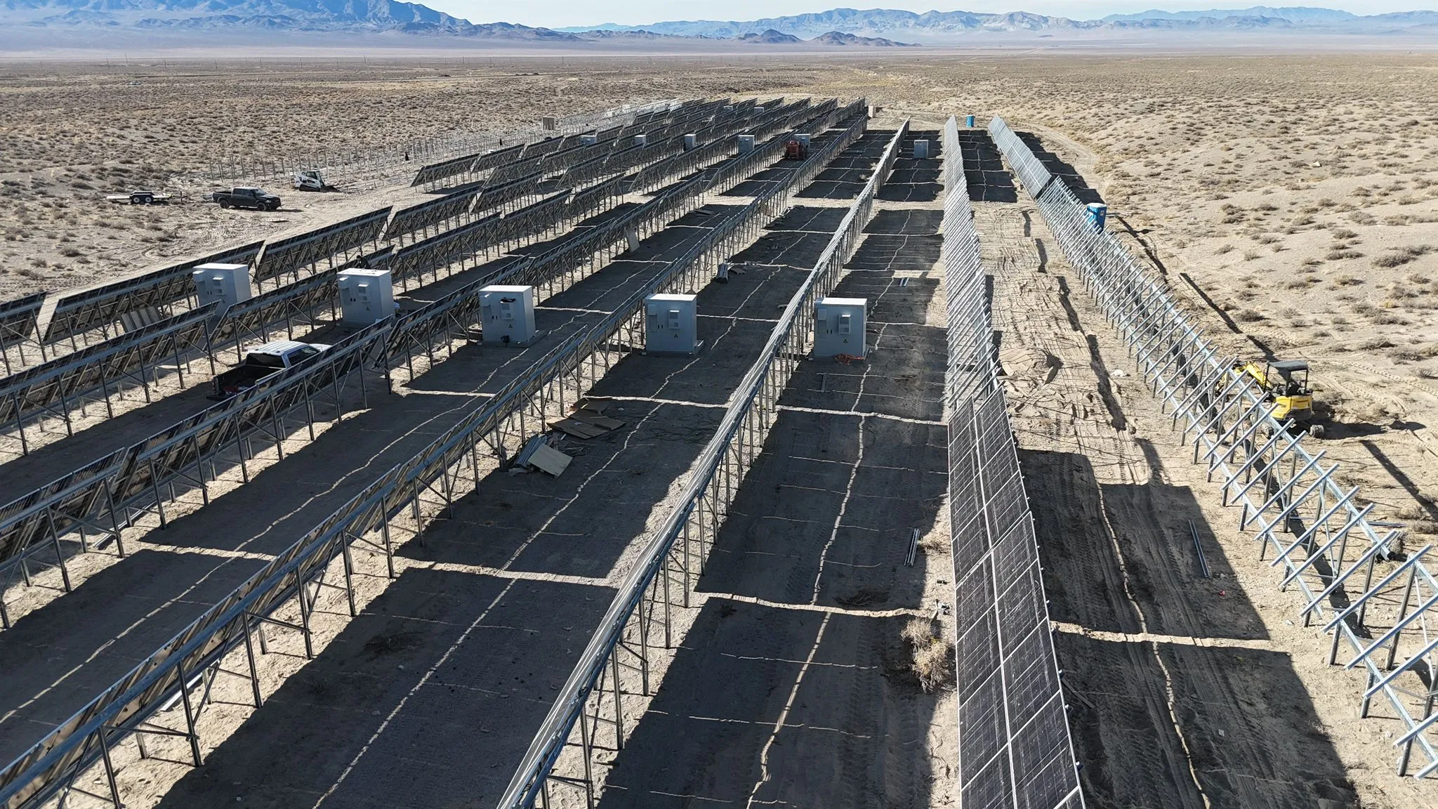 Netzunabhängige Solar- und BESS-Anlage im 100-MWh-Bereich für ein hochzuverlässiges Rechenzentrum in einer abgelegenen US-Wüste