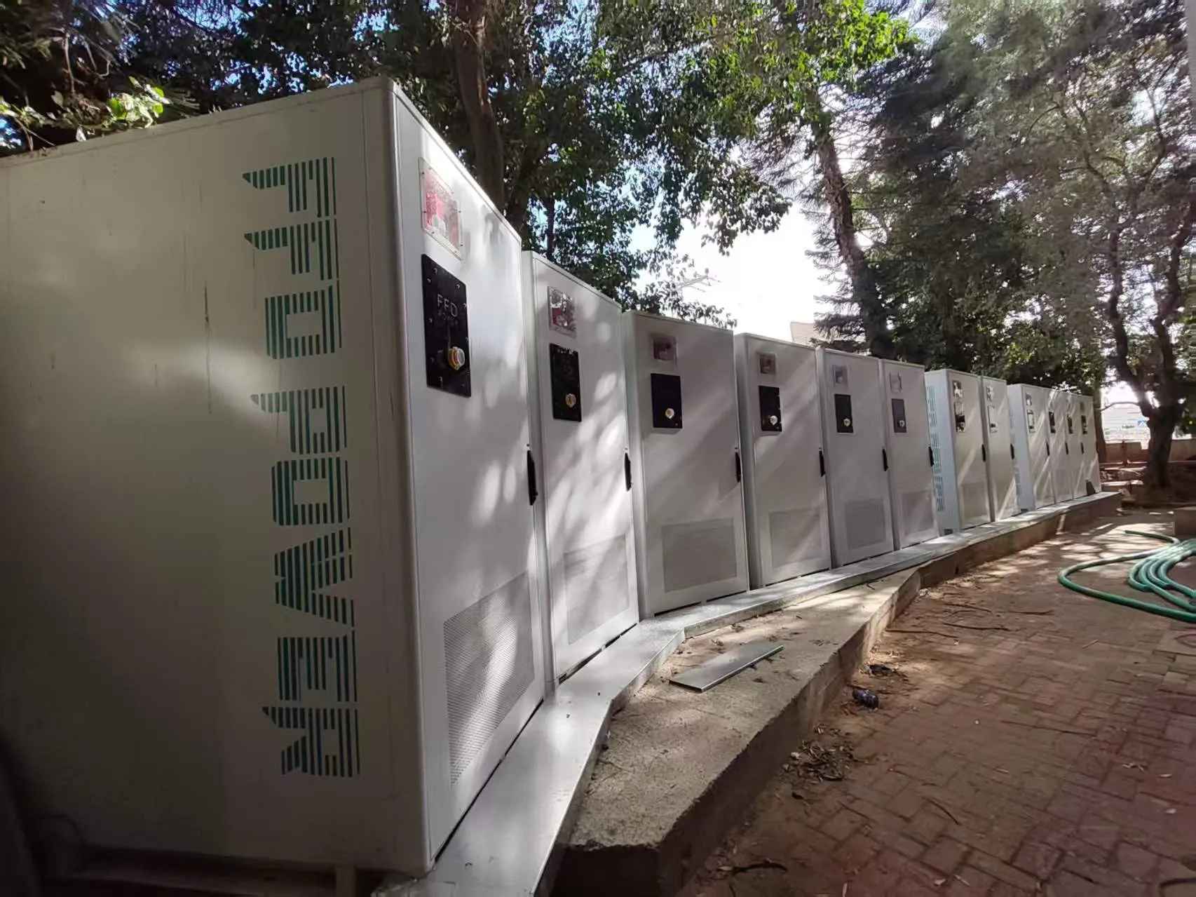 Gewerbliches BESS-System integriert mit Solarmodulen auf einem Flachdach