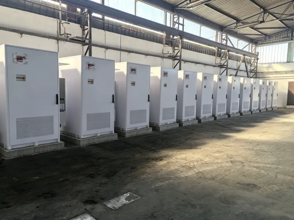 Lange Reihe von FFD POWER Batterieschränken in einer Industriehalle für unterbrechungsfreie Stromversorgung