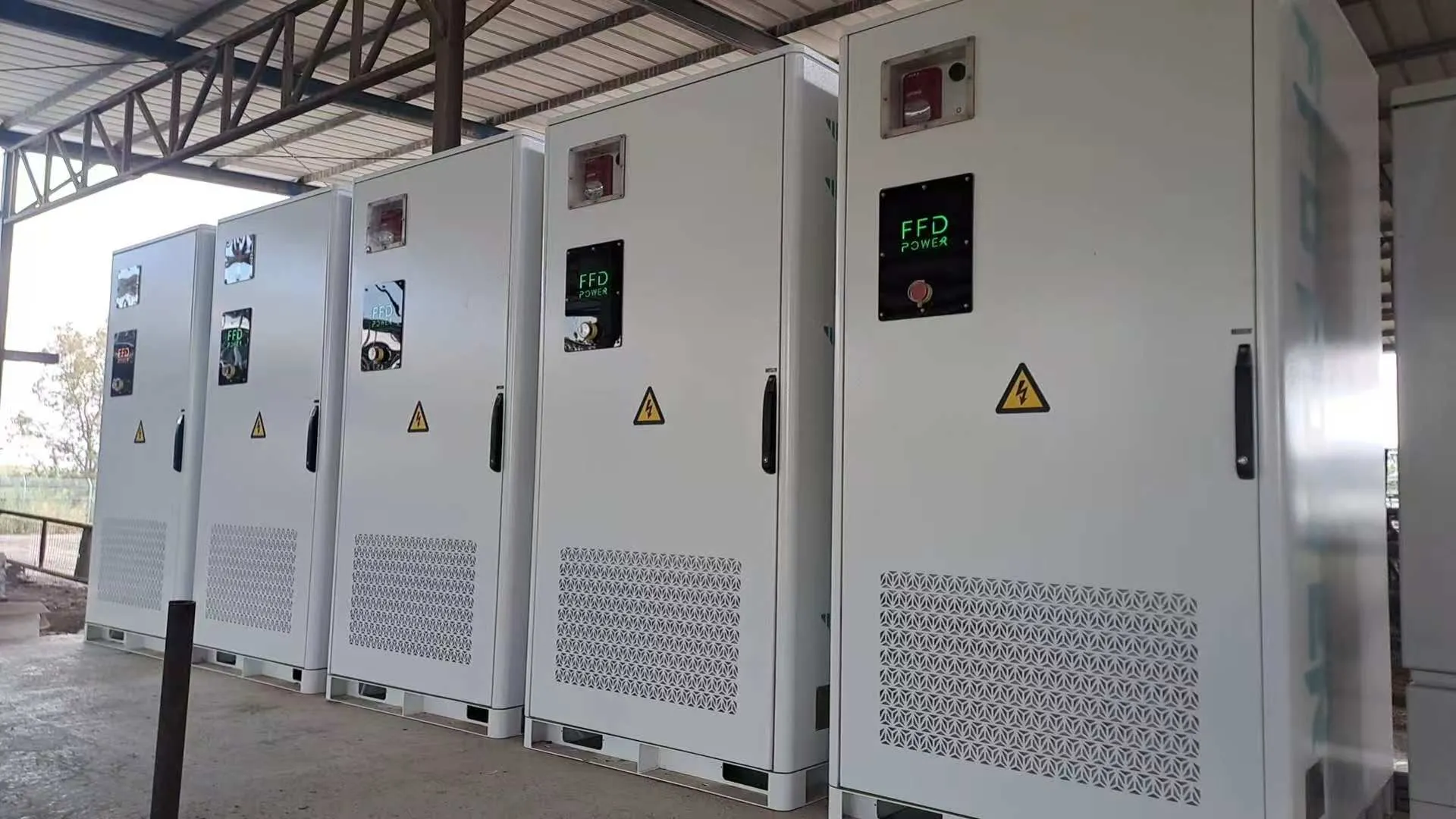 Fünf FFD POWER Batterieschränke in einer Reihe unter einem überdachten Unterstand