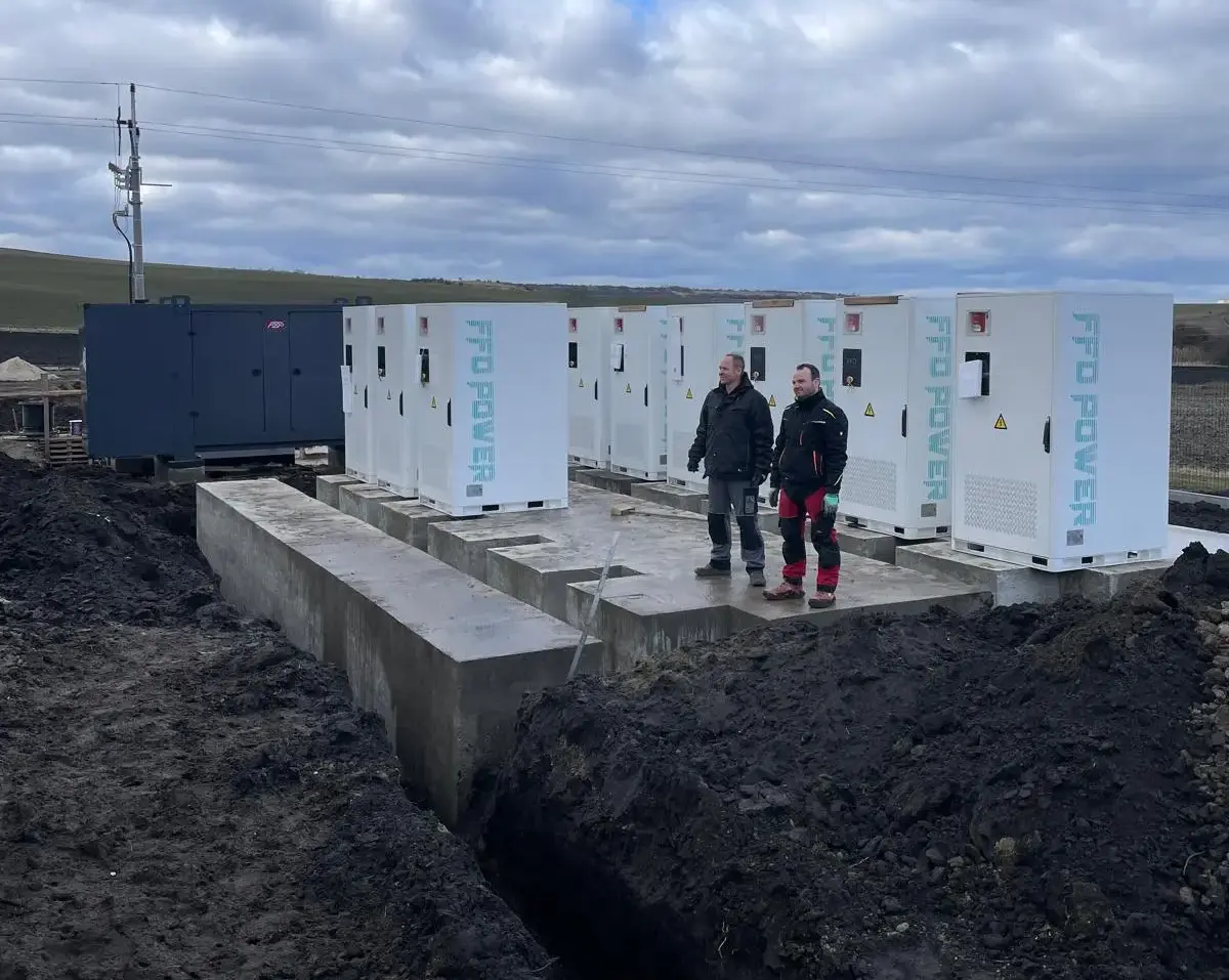 BESS für TOU-Arbitrage in Tschechien: modulare 12-Schrank-Anlage Galaxy 261L (1,5MW/3,13MWh) für geplantes Laden/Entladen und Flotten-SOC-Ausgleich