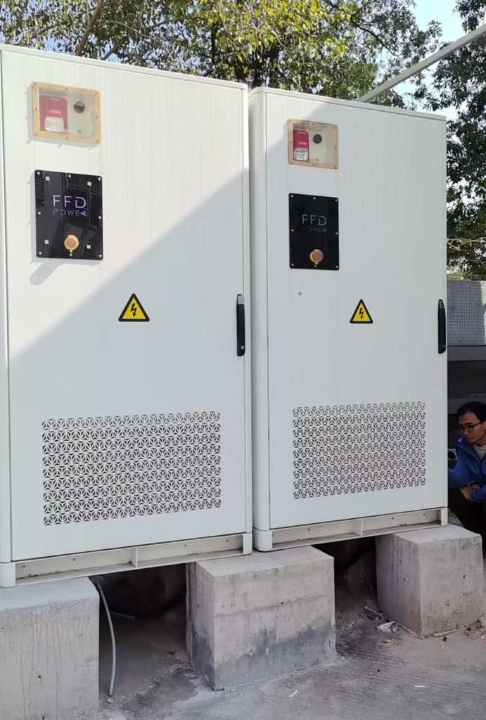 BESS für Spitzenlastkappung mit Hybrid-Wechselrichtern: zwei Galaxy 261kWh Schränke hinter dem Zähler für Lastspitzenbegrenzung und Talauffüllung