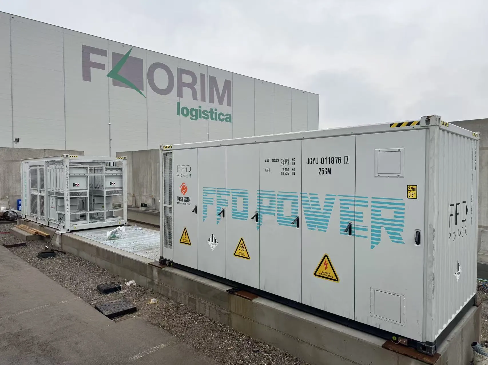 BESS für Stromhandel und Frequenzregelreserve (FCR) an einem Industriestandort in Italien