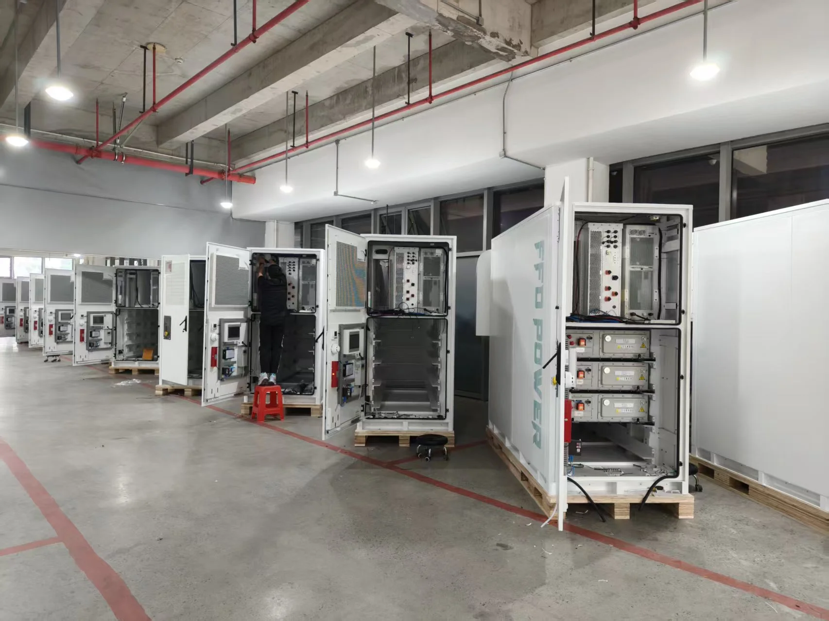 BESS für 800V-PV-Arbitrage: modulare Galaxy 418 BESS-Schränke bei der Endkontrolle in der Fabrik vor dem Versand