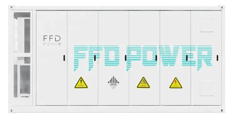 FFD POWER 20-Fuß-Container-BESS in Frontansicht mit Warnhinweisen und UN38.3-Kennzeichnung