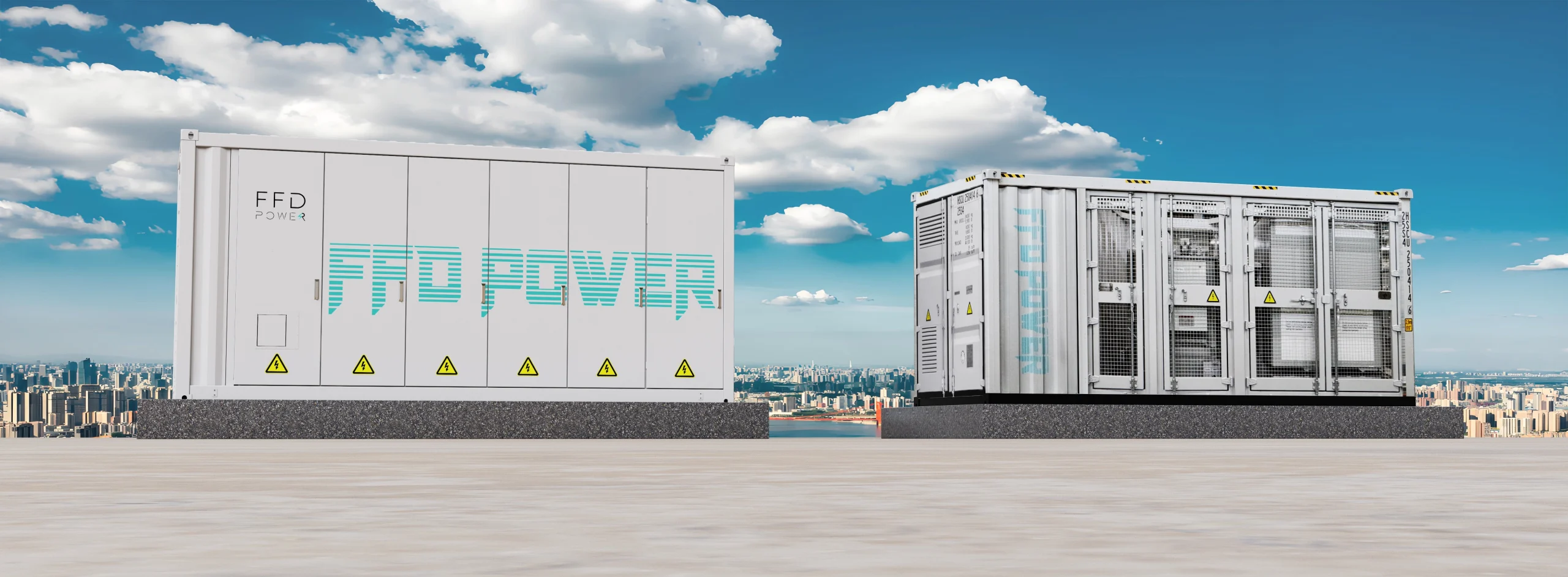 Zwei FFD POWER 20-Fuß-Container-BESS-Einheiten nebeneinander mit Hochspannungs-Warnhinweisen vor einer Stadtskyline