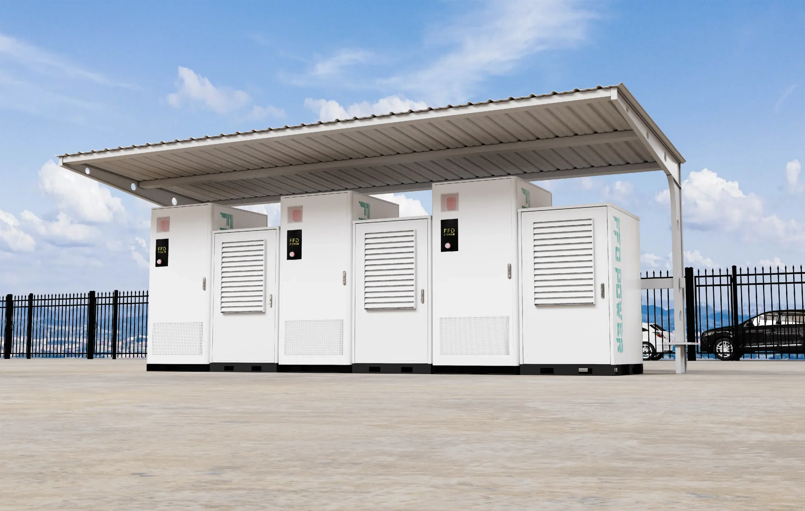 Fünf FFD POWER Batterieschränke unter einem Schutzdach auf einem eingezäunten Gelände mit parkenden Fahrzeugen