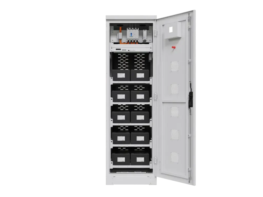 Weißer FFD POWER Schrank mit geöffneter Tür: fünf Fachböden mit je zwei Batteriemodulen sowie Sicherungsschalter-Panel im oberen Bereich