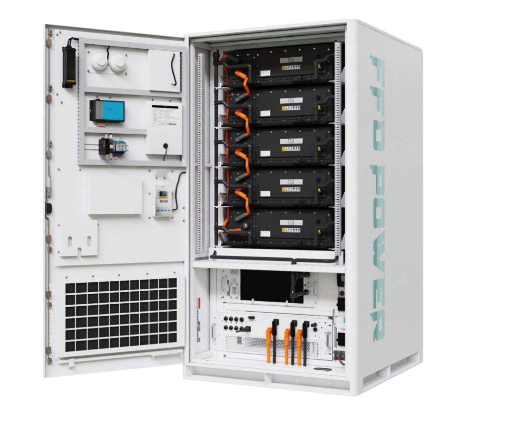 FFD POWER Batterieschrank mit geöffneter Tür: Innenansicht mit fünf gestapelten Batteriemodulen, Flüssigkühlleitungen und Anschlussfeld