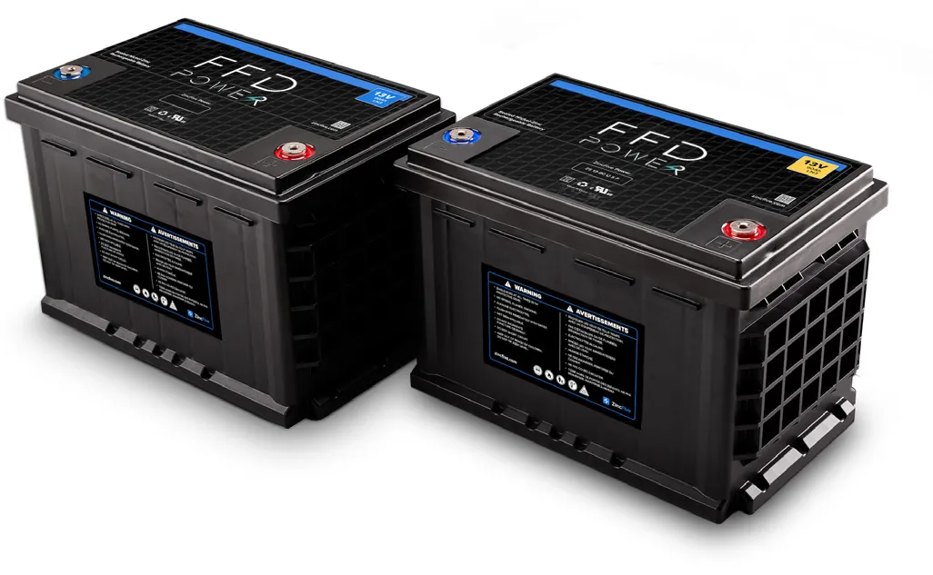 Zwei schwarze FFD POWER 13V-Batterien im klassischen Batterieformat mit Pol-Anschlüssen und Warnhinweisen