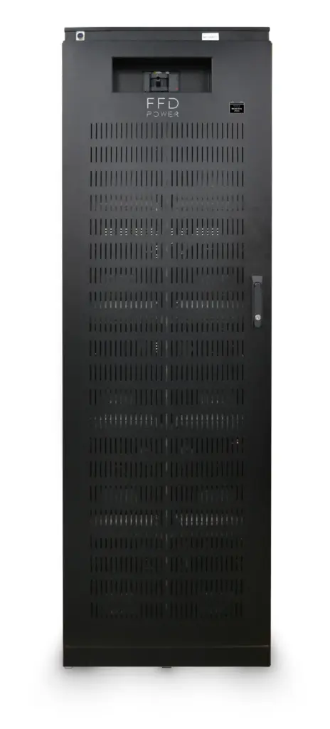 Schwarzer FFD POWER Rack-Schrank mit perforierten Lüftungsschlitzen und abschließbarer Fronttür