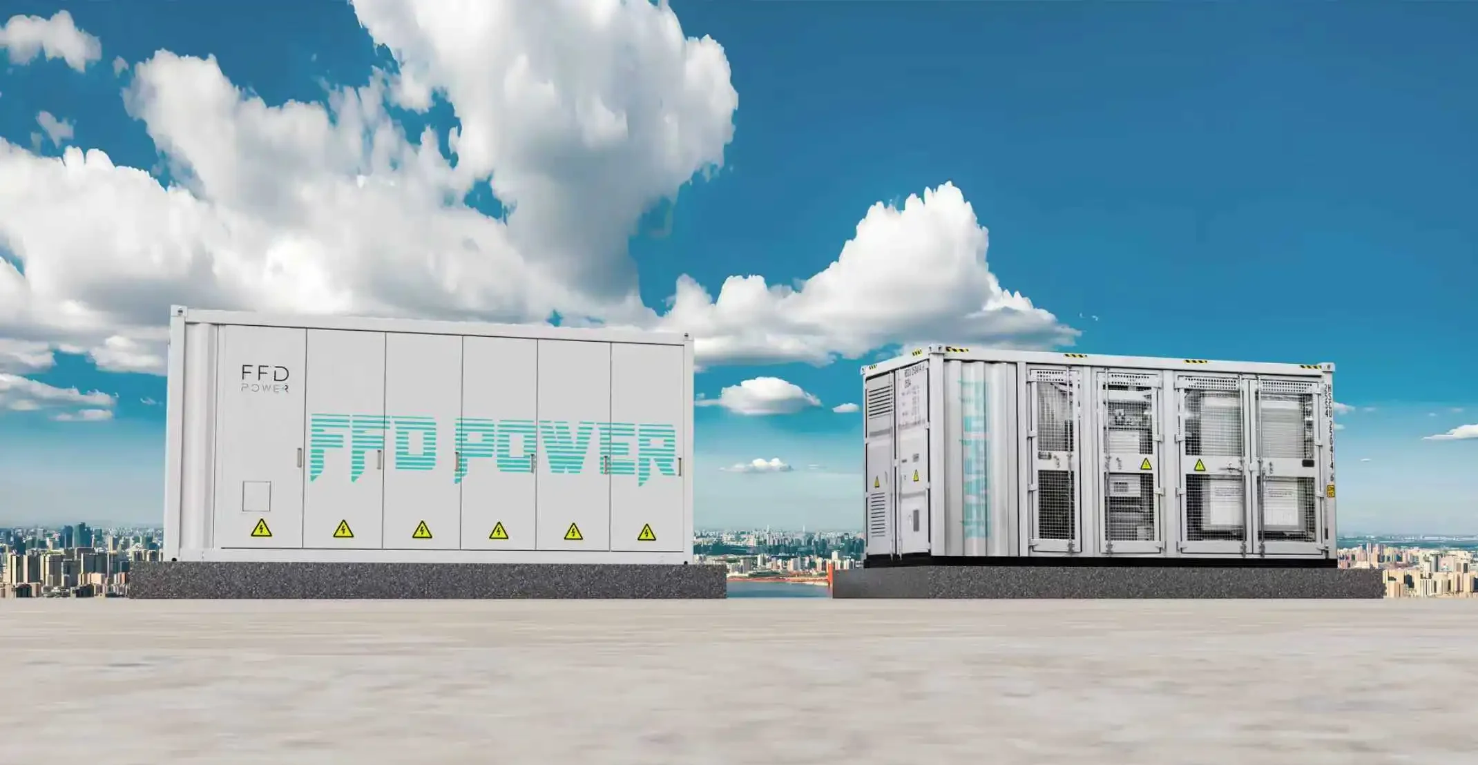 Zwei FFD POWER 20-Fuß-Container-BESS nebeneinander mit Hochspannungs-Warnhinweisen vor einer Stadtskyline