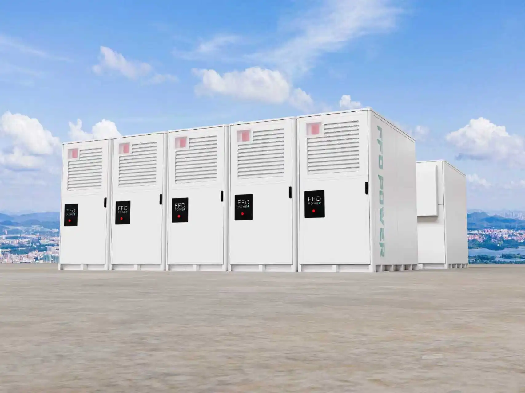 Fünf FFD POWER Batterieschränke in einer Reihe mit angeschlossenem Trafo-Skid vor einer Stadtskyline