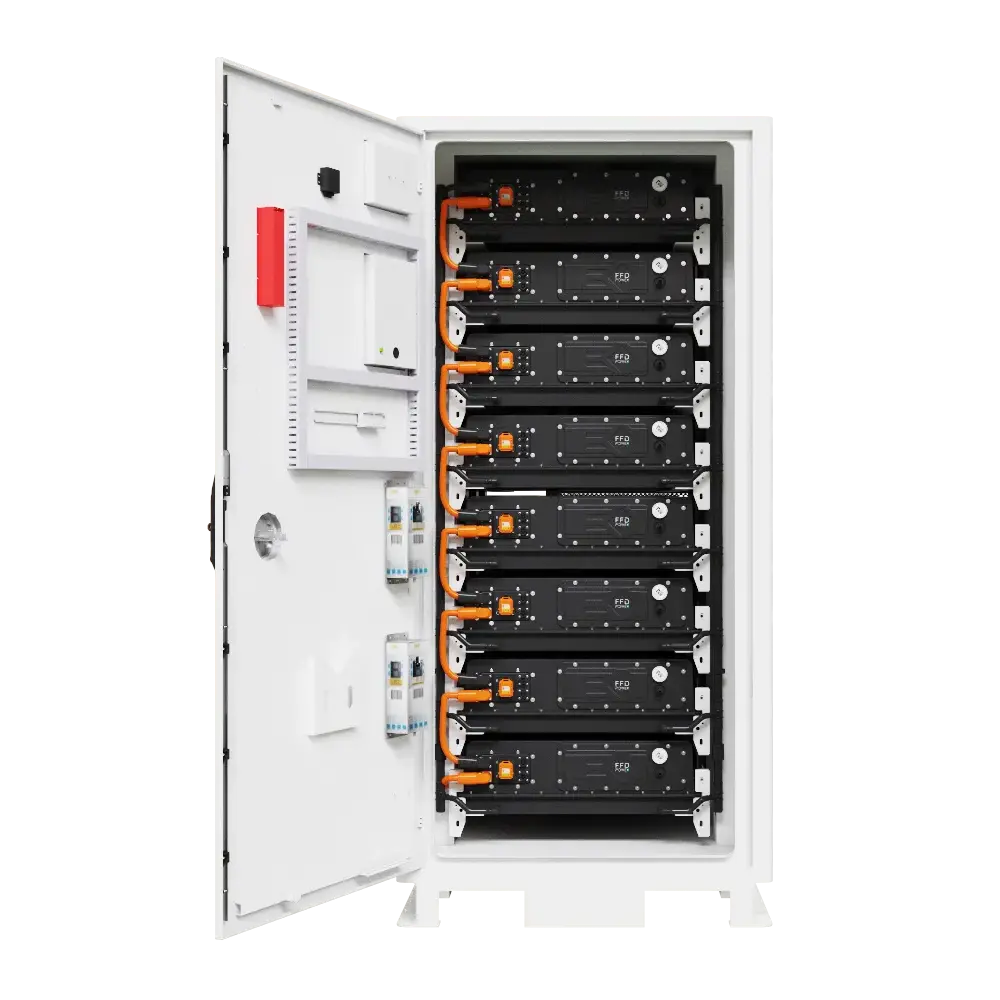 Galaxy 836L Batterieschrank mit geöffneter Tür: acht gestapelte Batteriemodule mit orangefarbenen Kühlleitungen