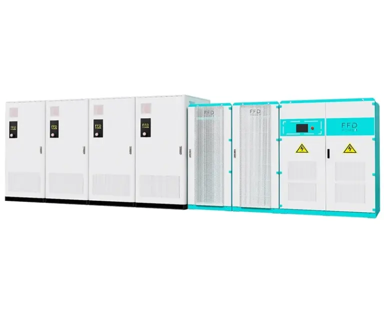 500kW/1044kWh Mikronetzsystem: Reihe von vier Batterieschränken neben türkisfarbenen PCS- und Steuerschränken mit Hochspannungswarnhinweisen