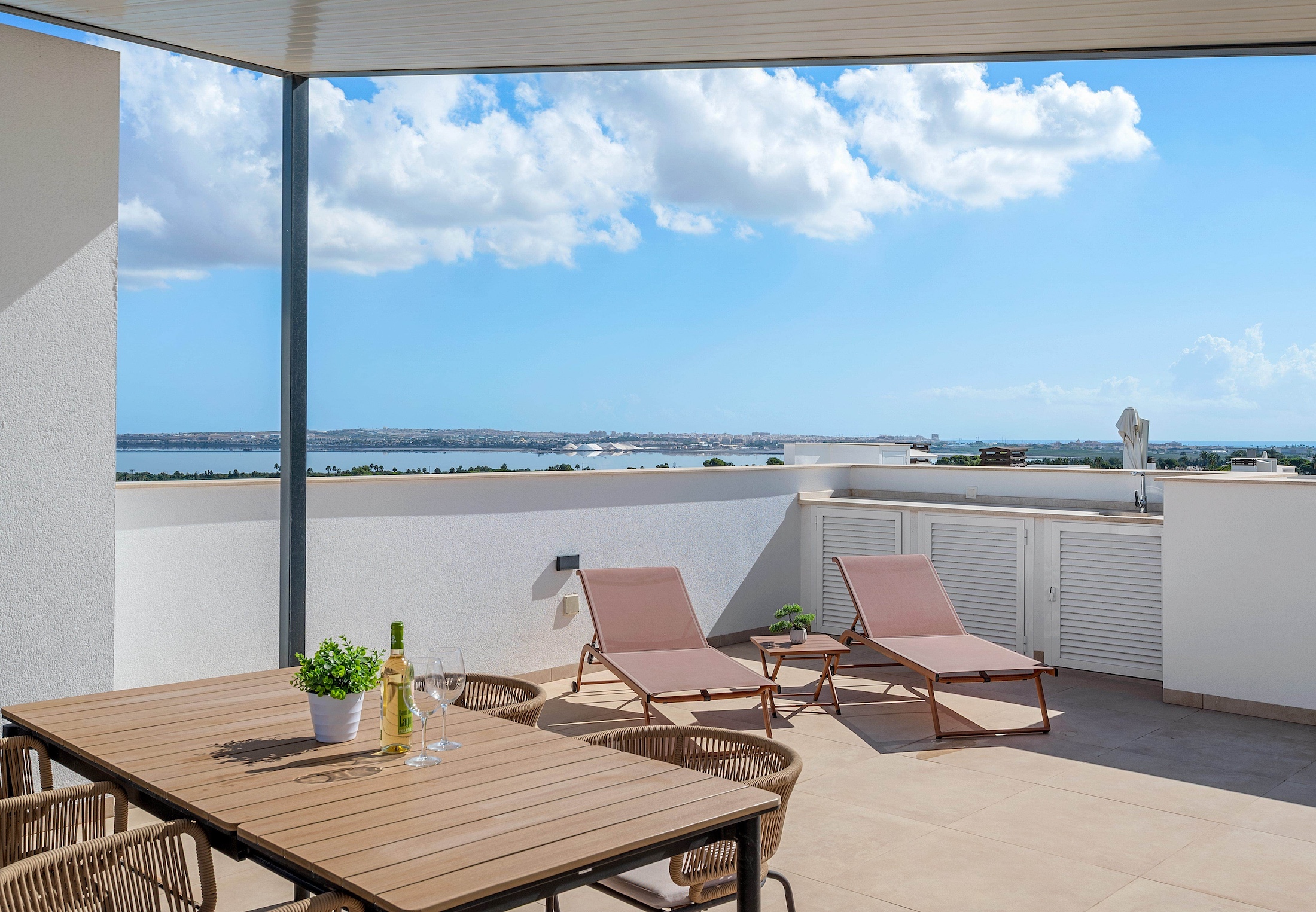 Terras met zeezicht bij een beheerd appartement in Orihuela Costa