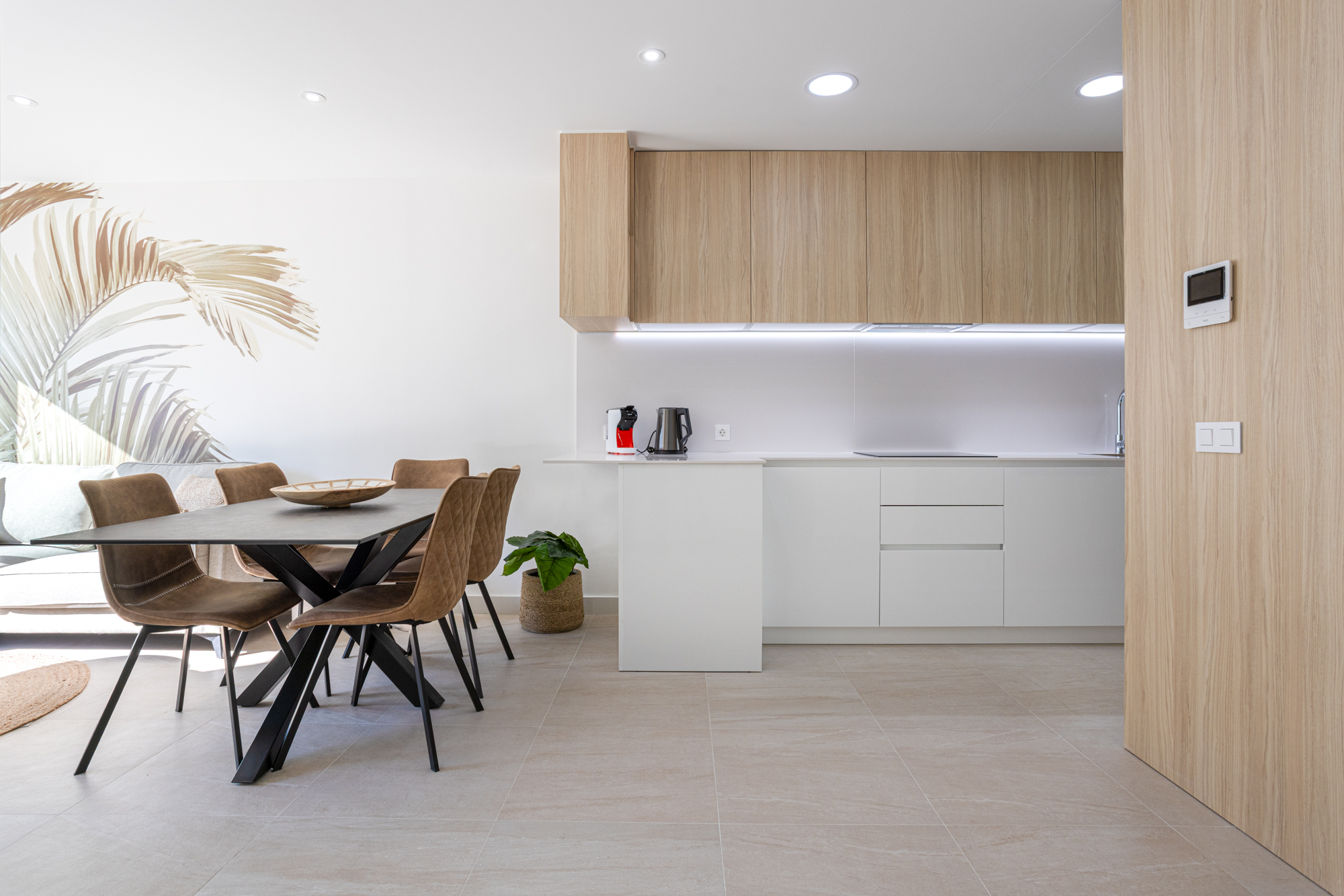 Moderne keuken en eetruimte in een door Casa Capital beheerde woning in Orihuela Costa