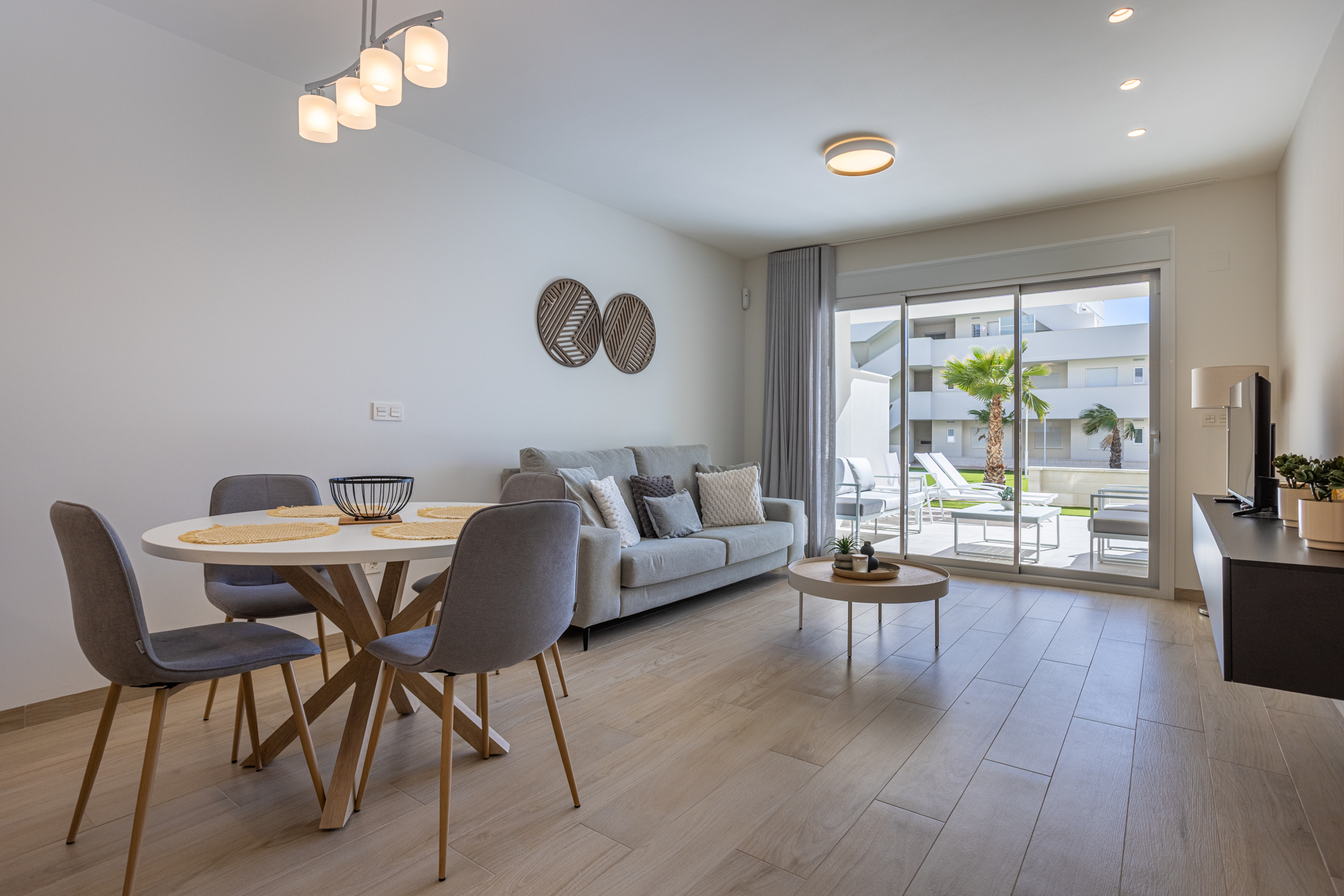 Gemeubileerde open woon- en eetkamer in een vakantiewoning van Casa Capital