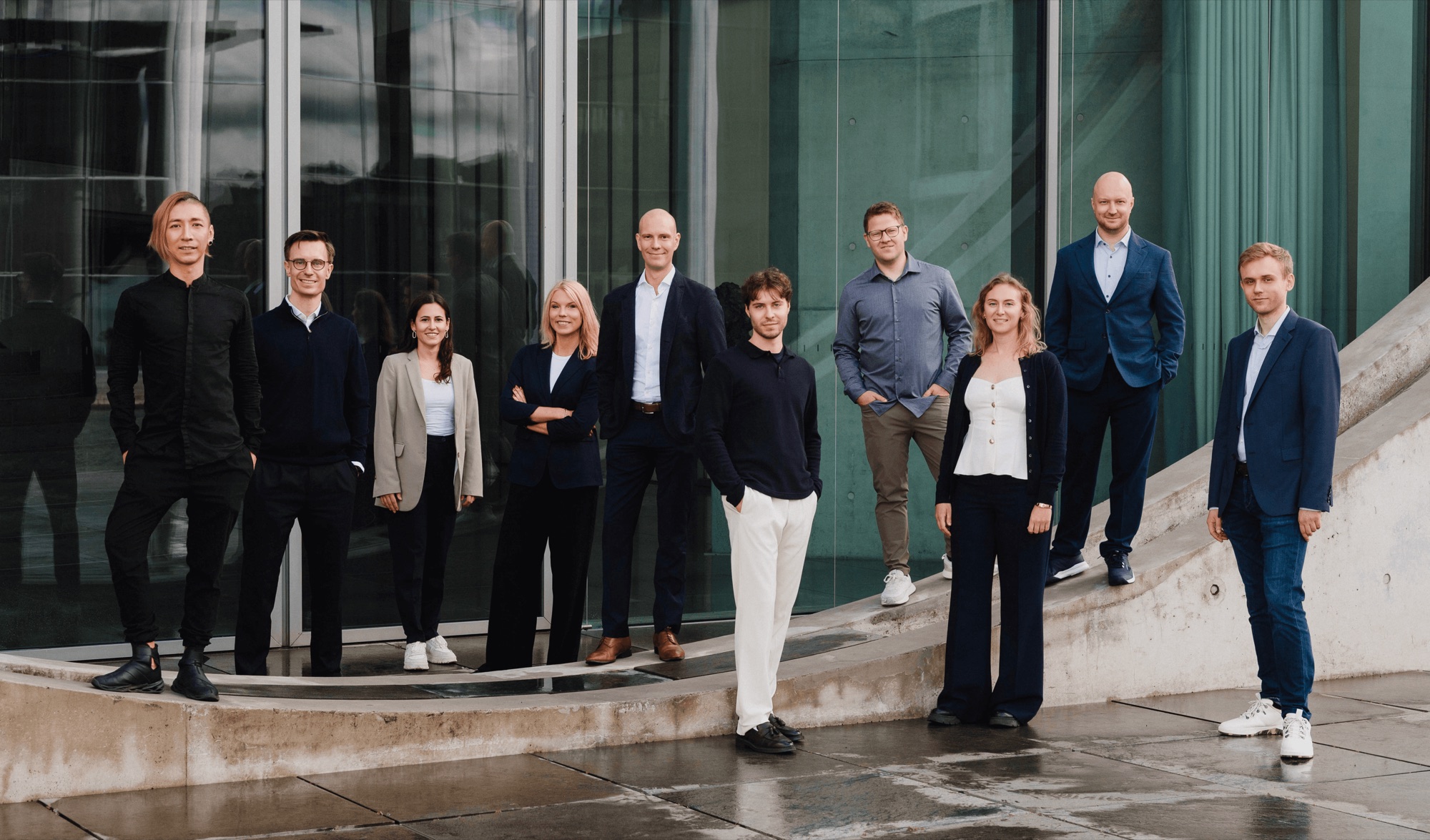 Das LawX-Team vor dem Bürogebäude in Berlin