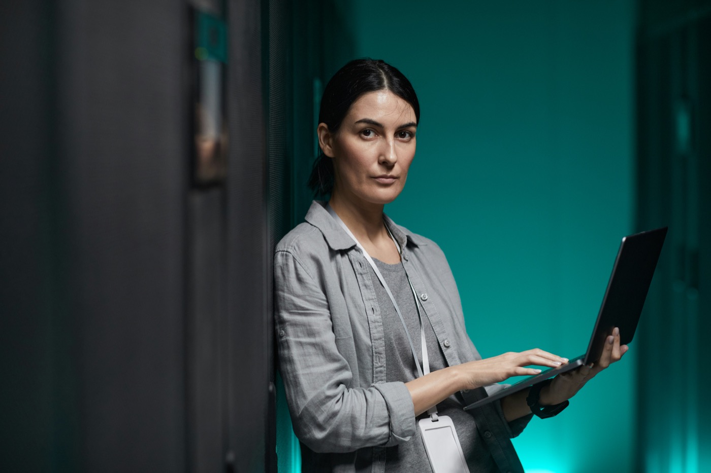 IT-Sicherheitsexpertin mit Laptop im Rechenzentrum