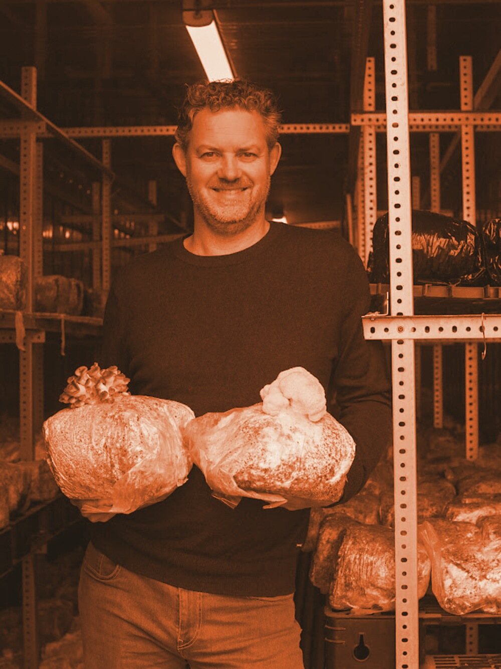 Mark Slegers met twee paddenstoelblokken in de kwekerij van Rotterzwam