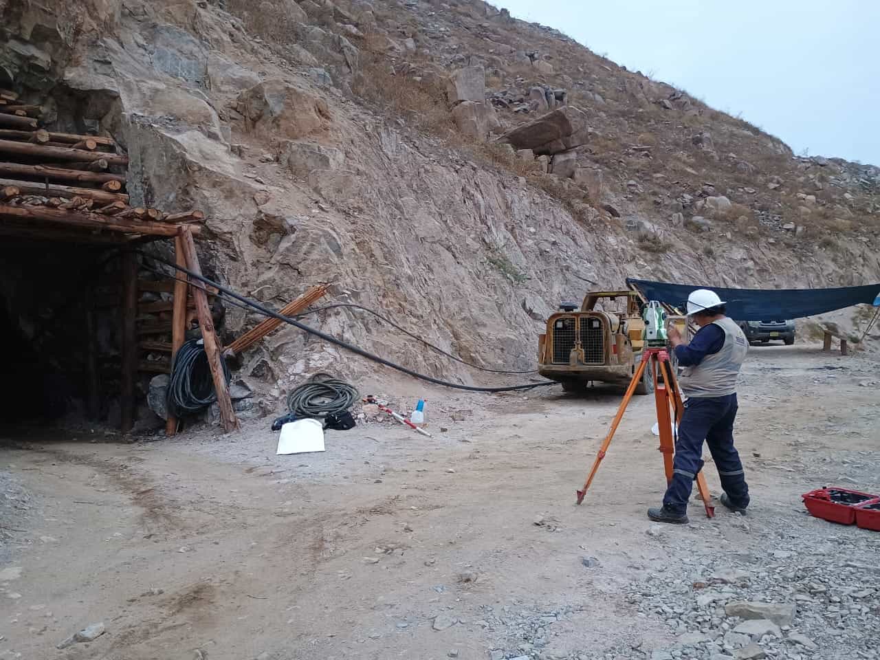 Calle empedrada que asciende entre casas encaladas de un pueblo