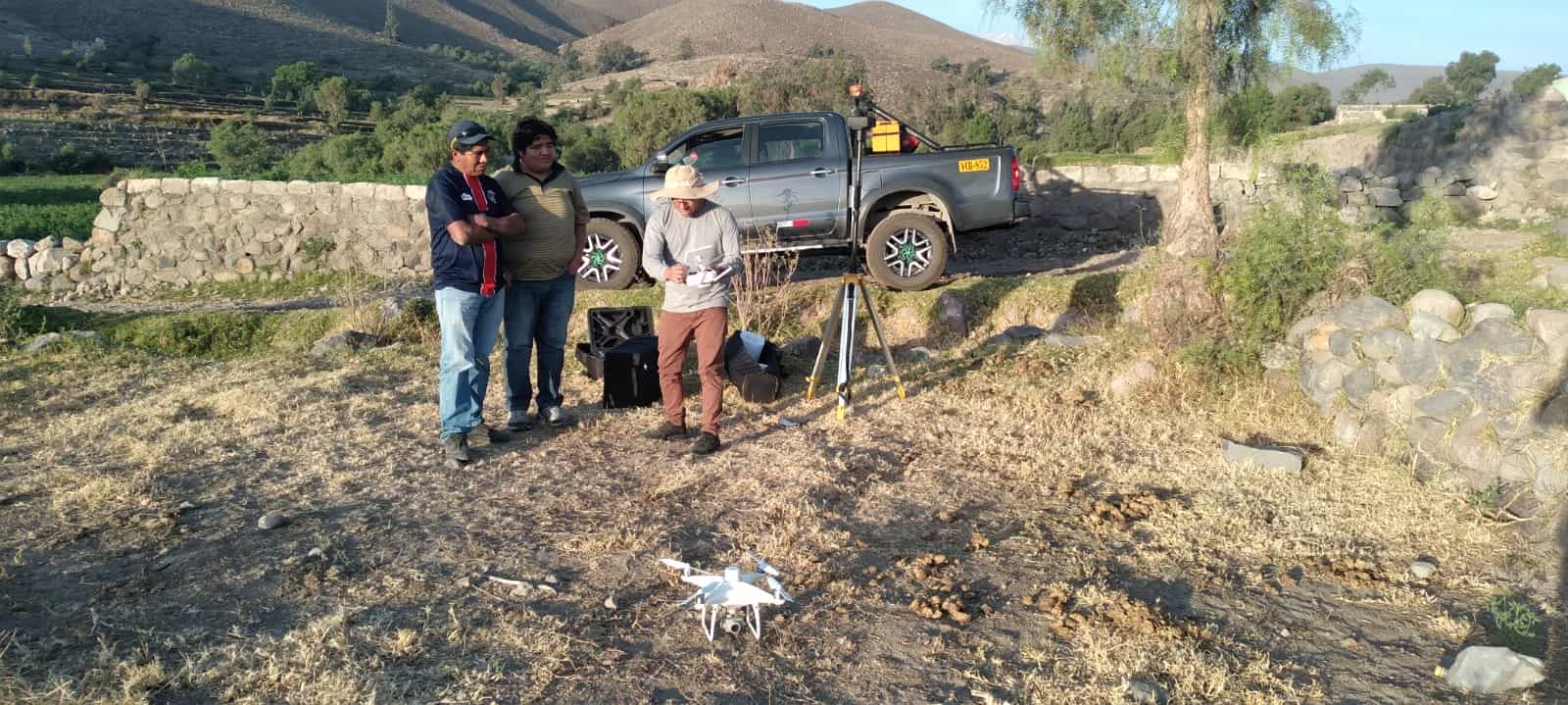 Agricultor arando un campo detrás de una yunta de bueyes