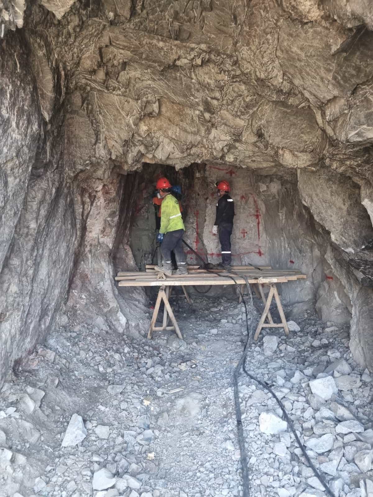 Dos niños sentados al aire libre en un escalón en un pueblo