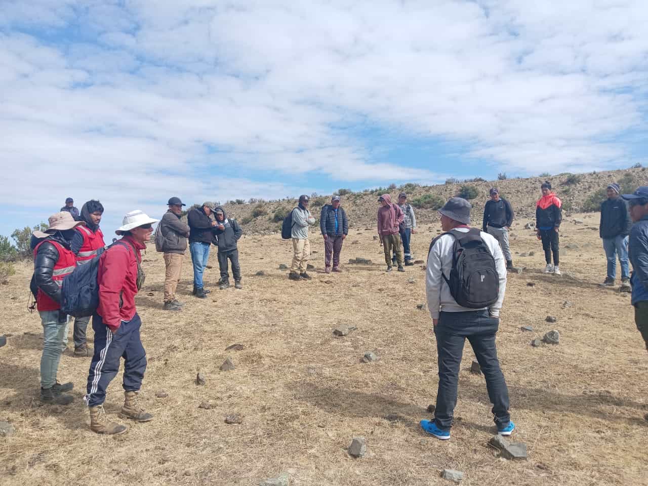 Equipo de campo caminando por un sitio en altiplano