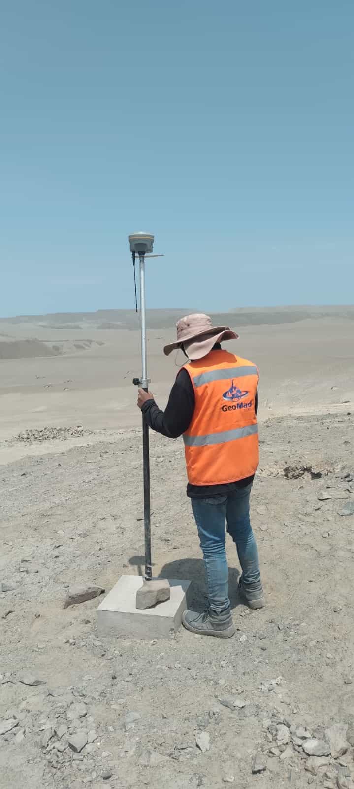 Camión de acarreo, excavadora y cargador frontal trabajando en un tajo abierto