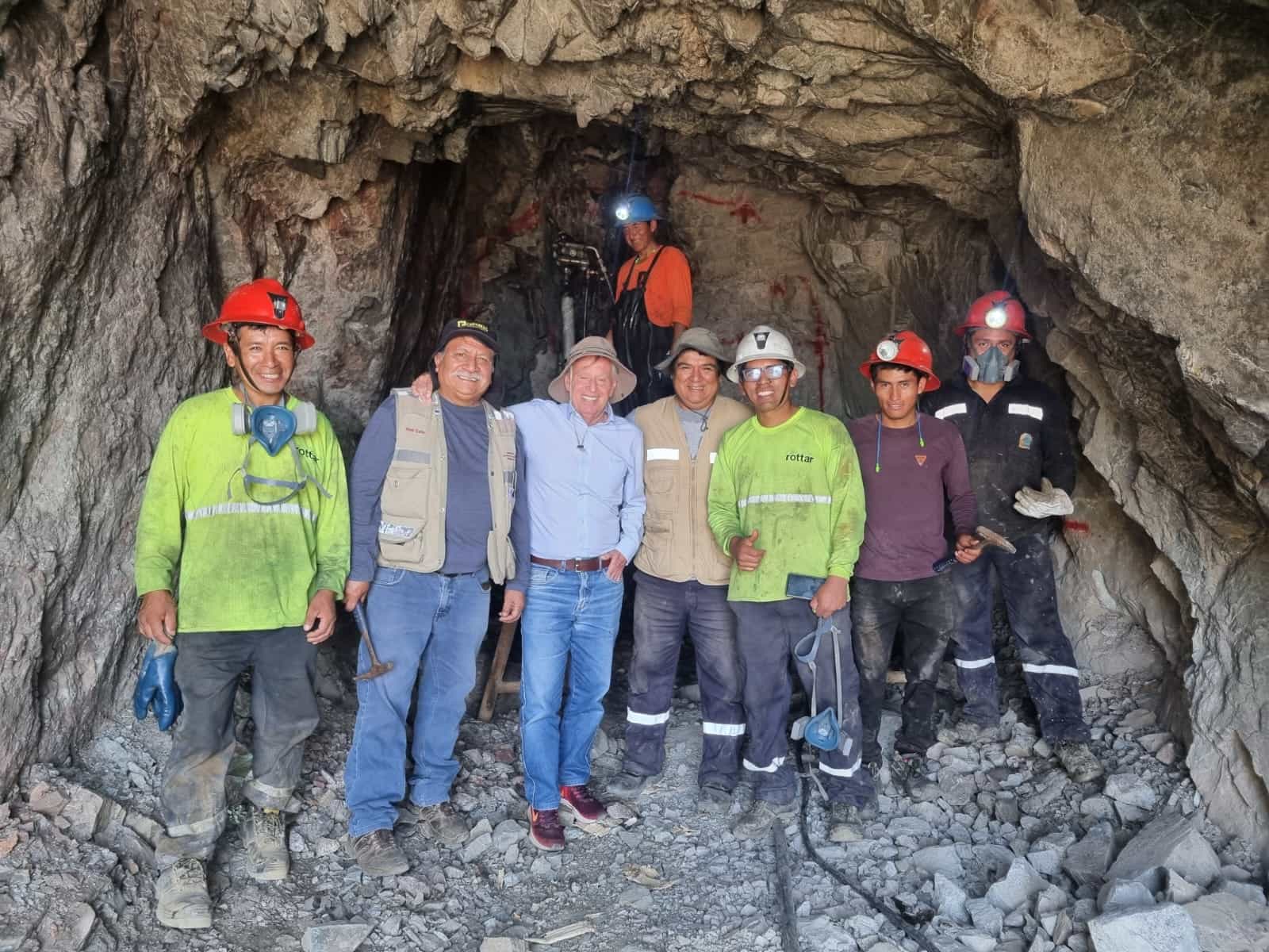 Un tejedor sonríe ante su telar en Perú