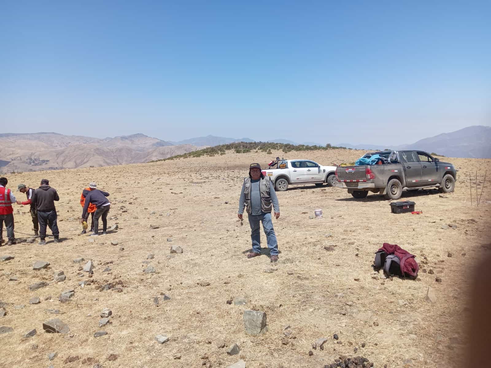 Vista aérea de un cargador frontal trabajando una pila de roca chancada