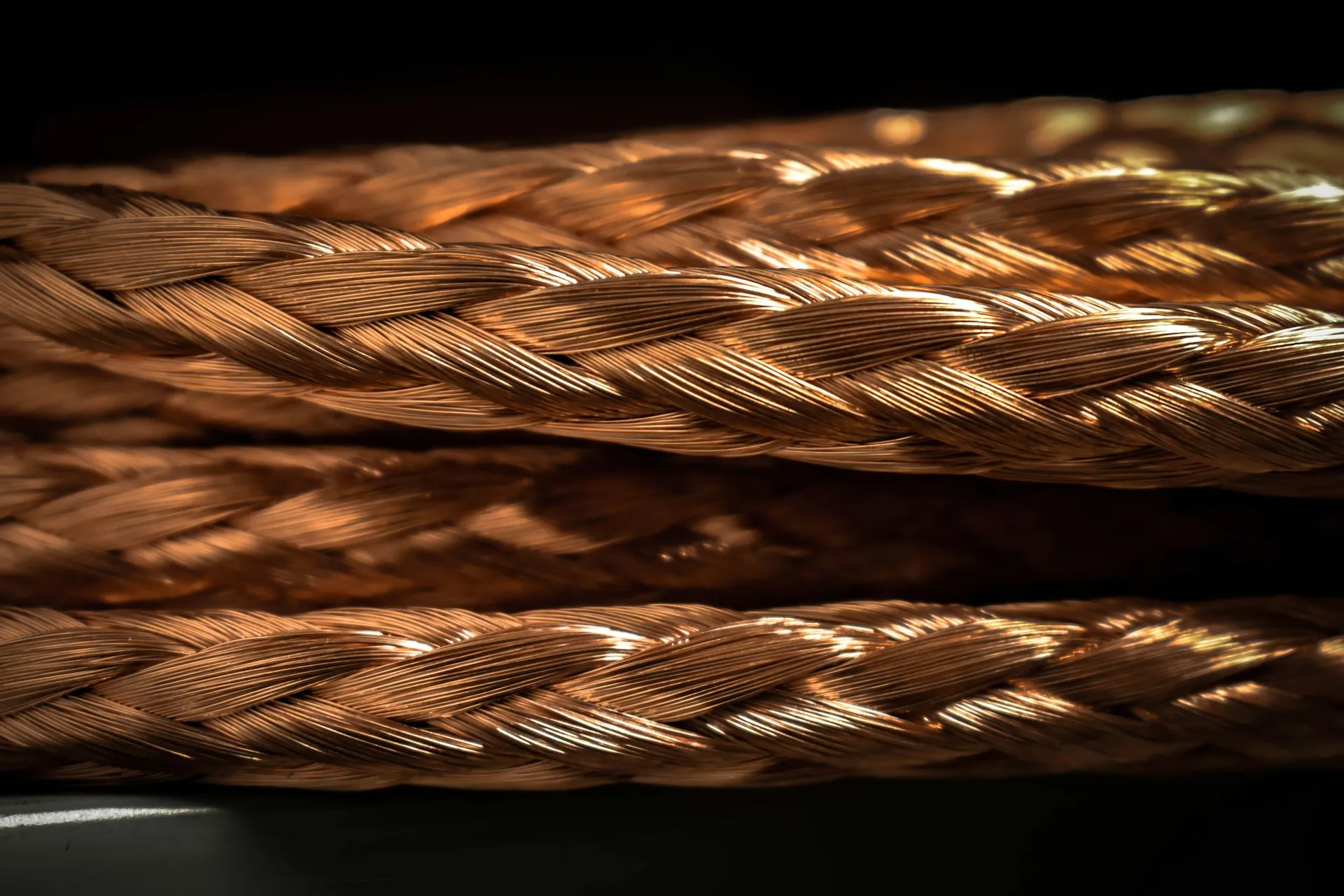 Primer plano de hilos trenzados de cable de cobre