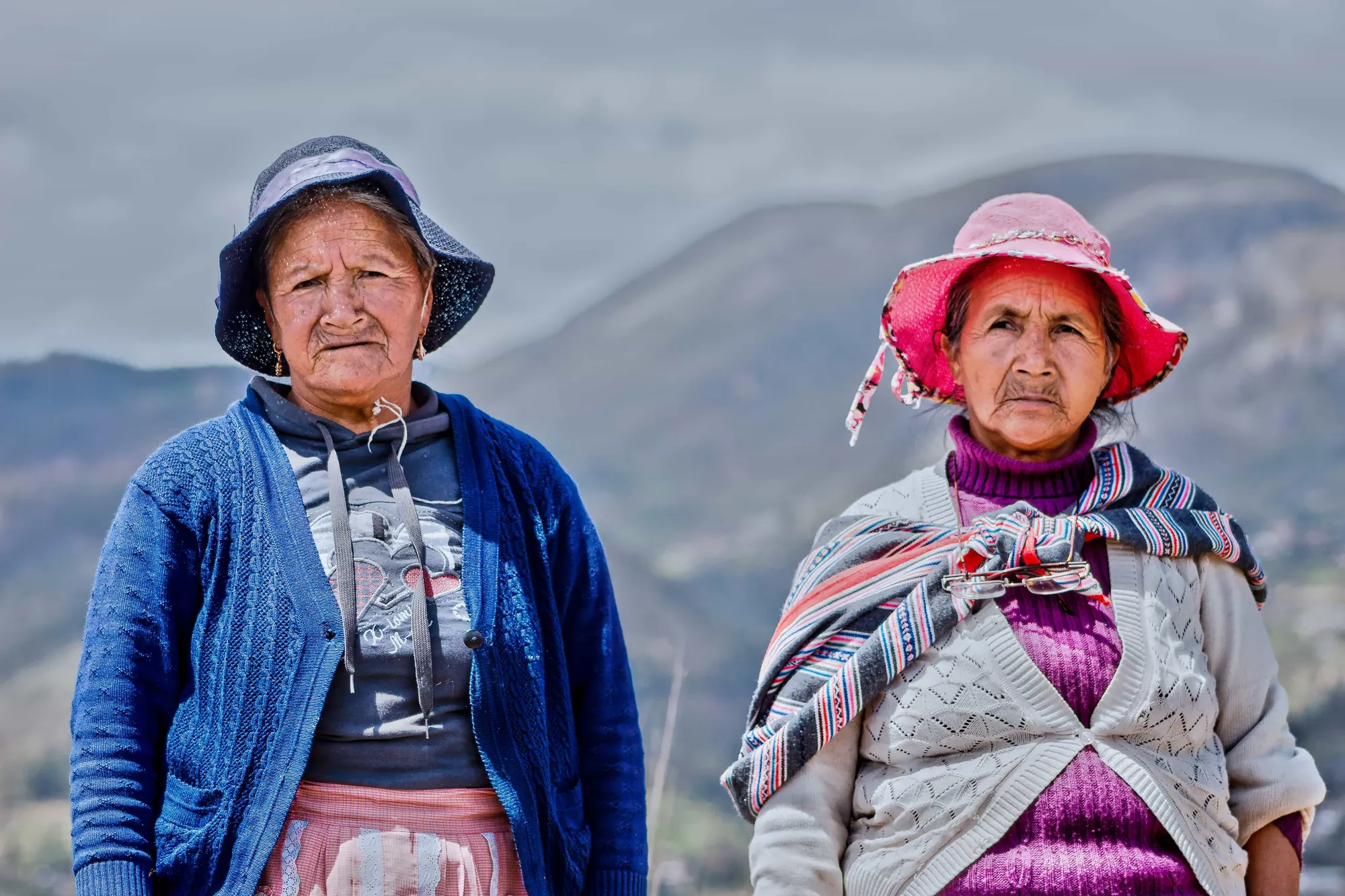Dos mujeres andinas mayores mirando hacia la cámara