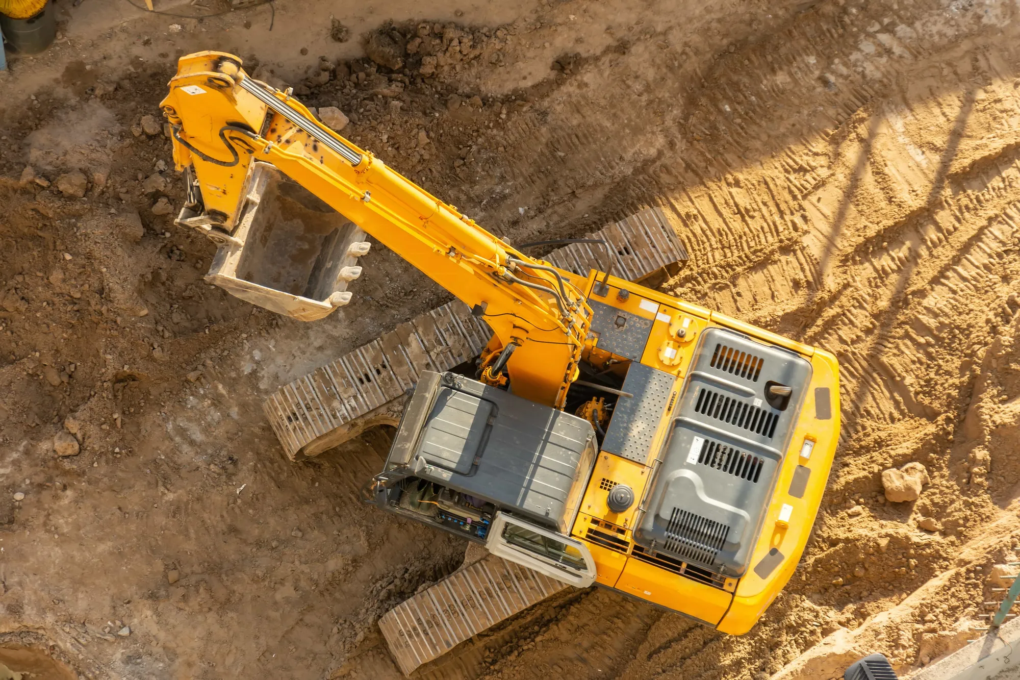 Gran excavadora hidráulica trabajando en un banco