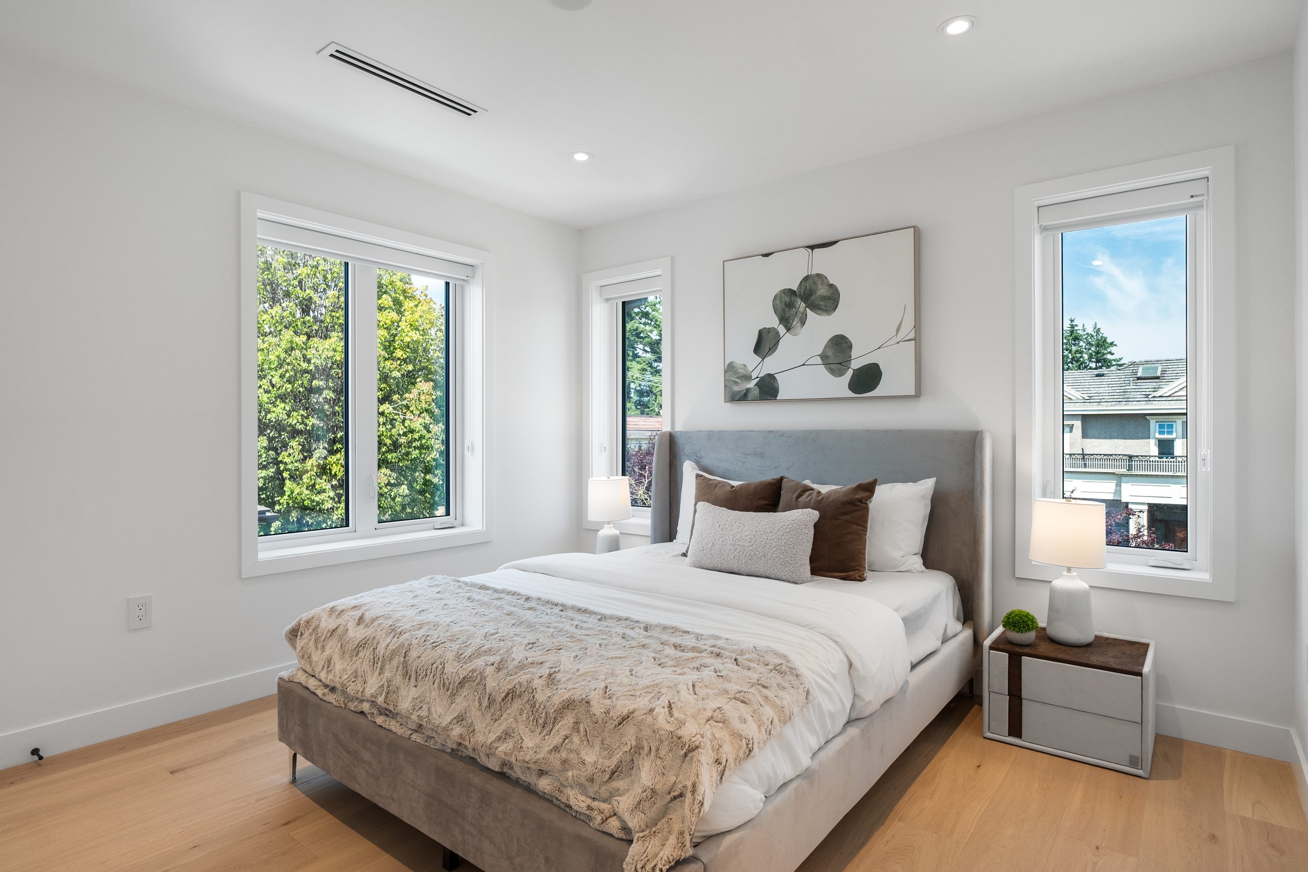 Oakton 1008 living space