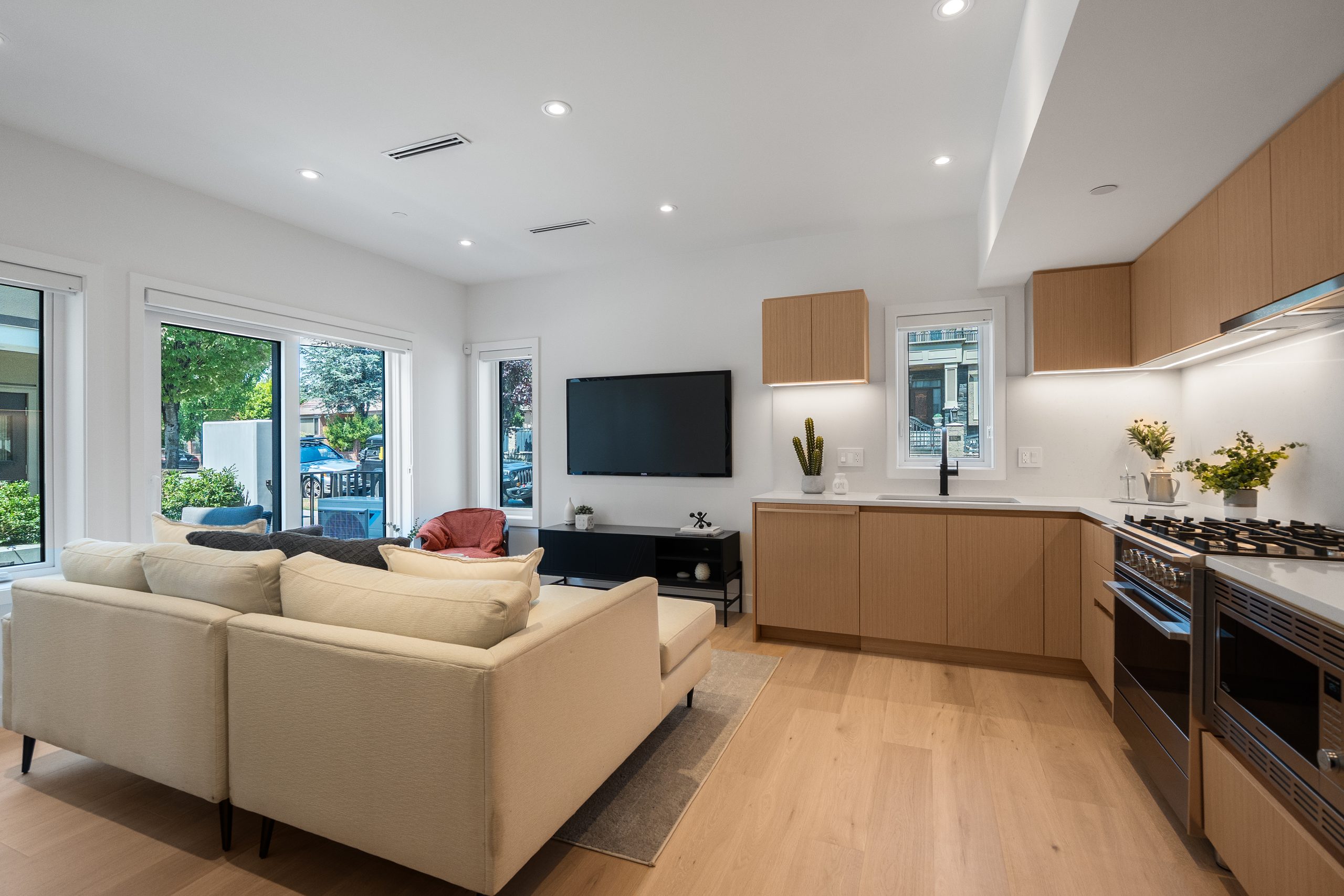 Oakton 1008 living space