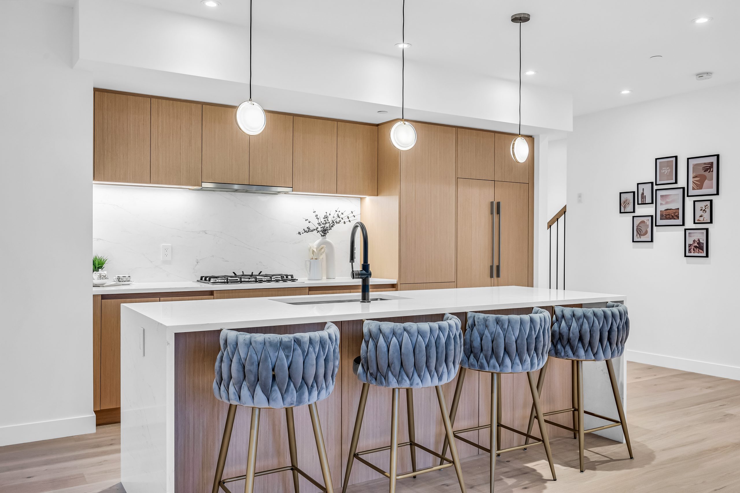 Oakton 1016 corner living and kitchen