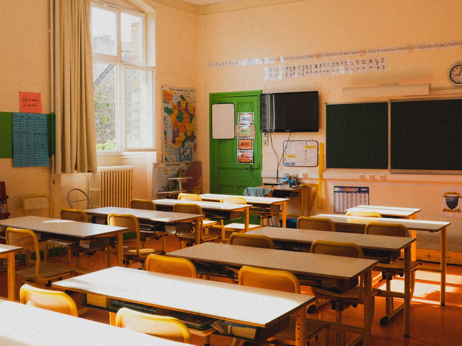 Klassenzimmer einer Schule.
