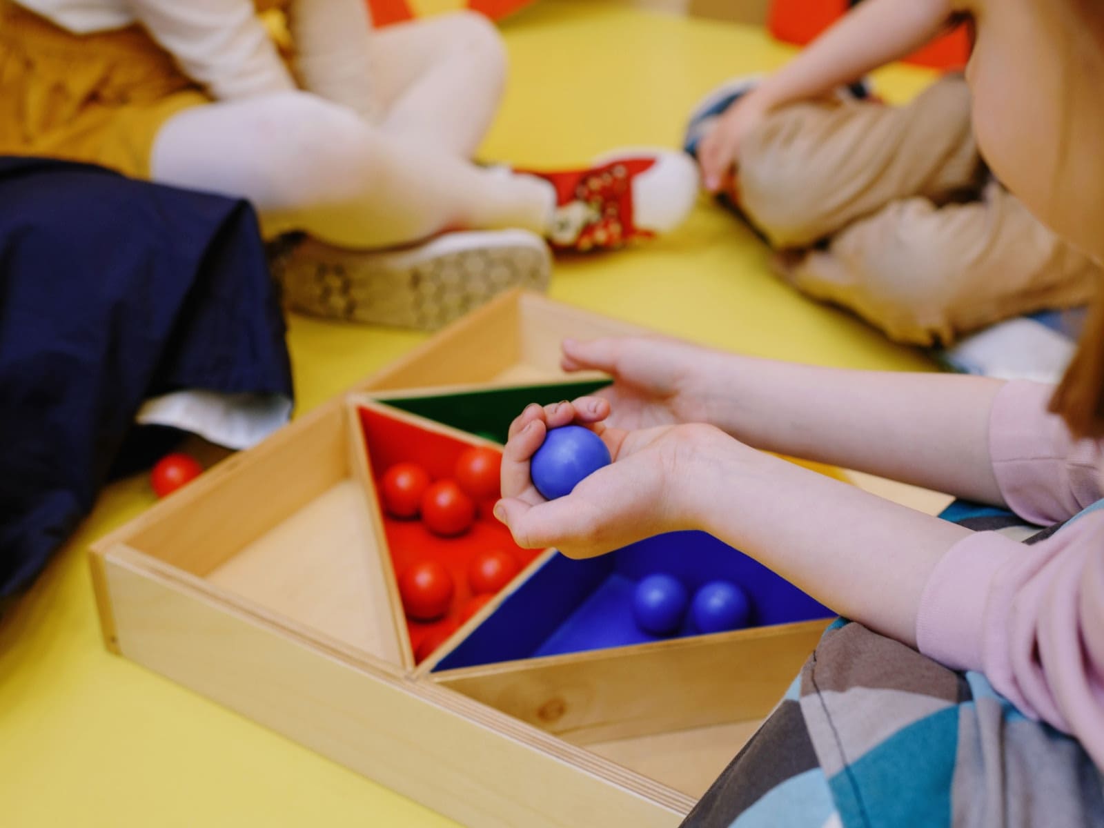 Kinder spielen in einer Kita.