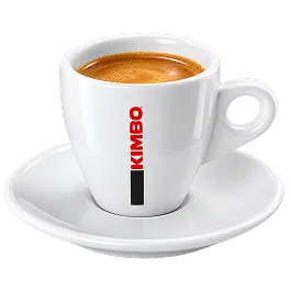 Kimbo šoljica espresa na beloj pozadini, proizvodna fotografija kafe.